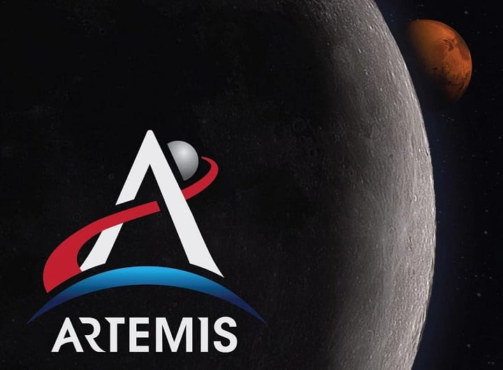 logo do programa Artemis da NASA. O logo apresenta a letra 'A' central, com um caminho vermelho sinuoso que passa entre as letras, conectando as formas de maneira fluída. No topo da letra 'A', há um ícone da Lua, representado por um círculo com detalhes que lembram sua superfície craterada. Ao fundo, a imagem revela a circunferência da Lua, iluminada parcialmente, como se estivesse sendo vista do espaço. Mais distante, no horizonte cósmico, está o planeta Marte, visível como um ponto vermelho, com sua superfície levemente visível, destacando-se contra o fundo negro do espaço. O contraste entre o vermelho do caminho, o brilho da Lua e a presença de Marte cria uma sensação de profundidade no espaço.