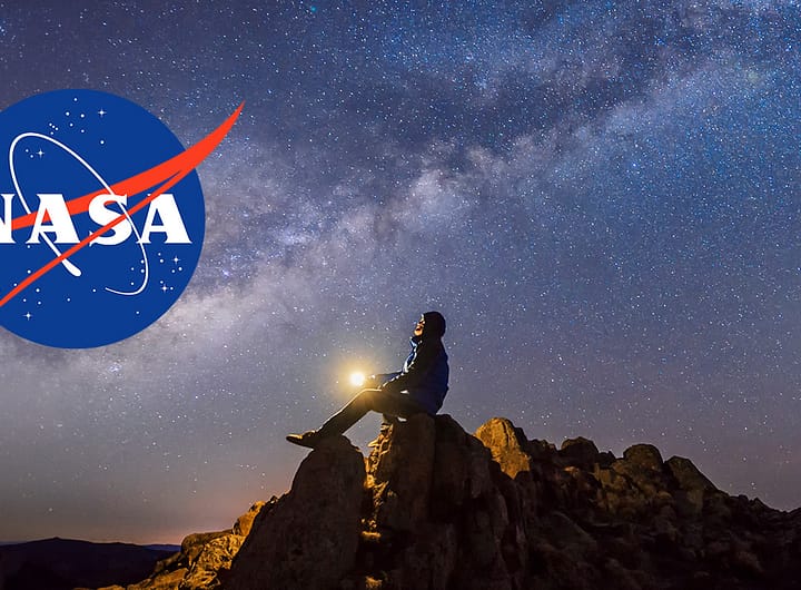 ma 'Como a Astronomia Ajudou a NASA a Explorar o Universo': um homem em cima de montanhas observa as estrelas no céu noturno, com o logotipo da NASA ao lado, simbolizando a conexão entre a observação astronômica e a exploração espacial.