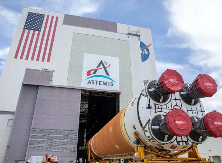 as equipes do Exploration Ground Systems (EGS) transportam o poderoso estágio central do SLS (Space Launch System) da agência para o Edifício de Montagem de Veículos do Centro Espacial Kennedy, na Flórida, na terça-feira, 23 de julho de 2024. Uma vez dentro, o SLS será preparado para integração no lançador móvel em preparação para o lançamento da missão Artemis II.