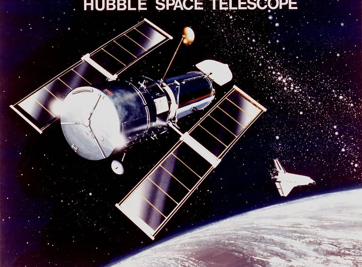 alt="Desenho do Telescópio Espacial Hubble voando sobre a Terra com o ônibus espacial ao fundo. homenagem de Como o Telescópio Hubble Mudou a Astronomia