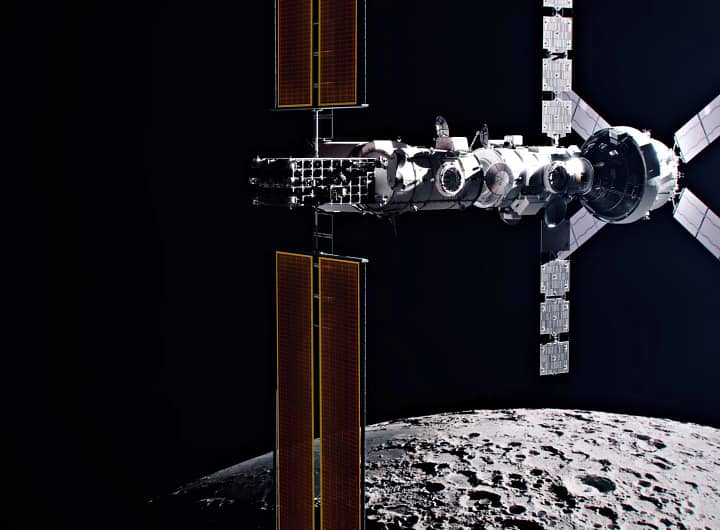 Representação artística da estação espacial Gateway, com seu Elemento de Energia e Propulsão (PPE) e painéis solares implantados. A estação está retratada orbitando a Lua, com seus grandes painéis solares refletindo a luz do Sol. Os primeiros elementos da Gateway serão lançados para a órbita lunar antes da missão Artemis IV.