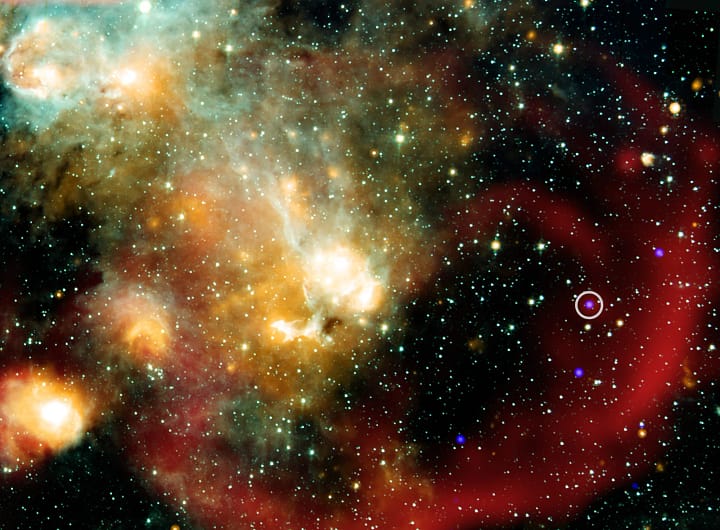Os cientistas descobriram uma estrela se comportando de uma maneira nunca antes vista, oferecendo novas pistas sobre a origem de uma classe de objetos misteriosos. Esse objeto, conhecido como ASKAP J1832, apresenta variações regulares tanto na intensidade das ondas de rádio quanto nos raios-X a cada 44 minutos — a primeira vez que esse tipo de variação é observado em uma classe de objetos descoberta há apenas três anos. Os raios-X captados pelo Chandra são mostrados junto com dados em infravermelho do Telescópio Espacial Spitzer e registros de rádio do LOFAR. Uma imagem ampliada mostra uma visão mais detalhada da região ao redor desse objeto incomum, em luz de raios-X e rádio.