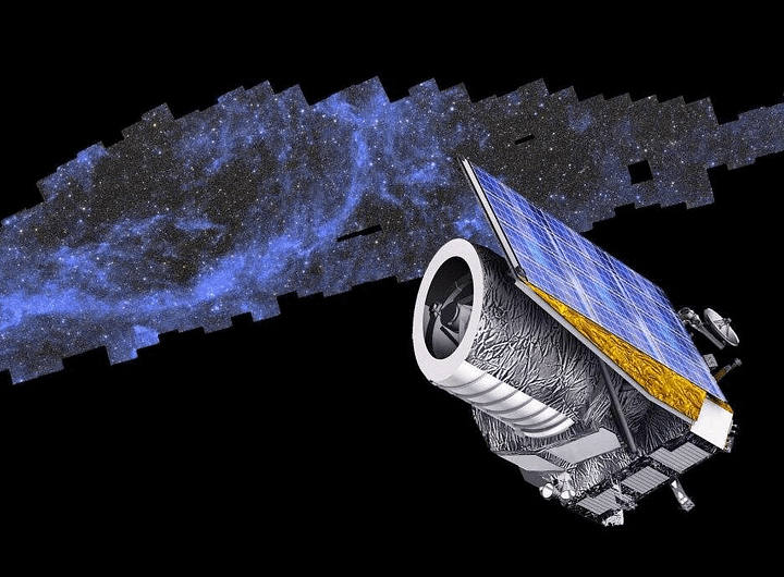 Montagem gráfica mostrando o Telescópio Espacial Euclid em primeiro plano, posicionado diante de seu atlas cósmico, com milhares de galáxias ao fundo compondo o maior mapa 3D do universo.