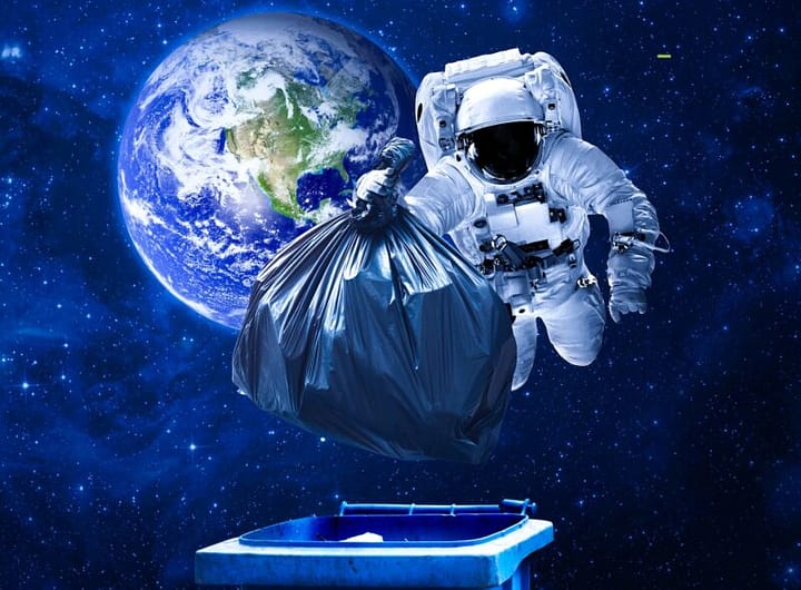 : Ilustração artística de um astronauta no espaço, segurando um saco de lixo e coletando detritos espaciais, com o planeta Terra ao fundo.