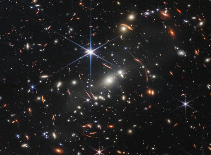 O Telescópio Espacial James Webb, da NASA, produziu a imagem infravermelha mais profunda e nítida do universo distante já registrada até hoje. Conhecida como o Primeiro Campo Profundo do Webb, essa imagem do aglomerado de galáxias SMACS 0723 está repleta de detalhes impressionantes.
