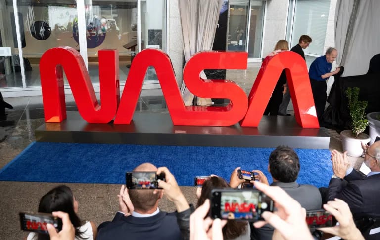 "O logo da NASA Worm é revelado antes da cerimônia de corte da fita para inaugurar o Centro de Informação da Terra da NASA, na quarta-feira, 21 de junho de 2023, no edifício da Sede da NASA Mary W. Jackson em Washington. O Centro de Informação da Terra é uma nova experiência imersiva que combina conjuntos de dados ao vivo com visualização de dados de ponta e narrativas, permitindo que os visitantes vejam como o nosso planeta está mudando. Crédito da foto: (NASA/Joel Kowsky)