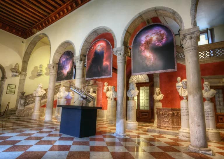 uma exposição exibida no Istituto Veneto di Scienze, Lettere ed Arti, em Veneza, Itália. A mostra incluía fotos tiradas ao longo dos anos pelo observatório, além de artefatos do telescópio e ferramentas usadas pelos astrônomos em suas missões de reparo e atualização