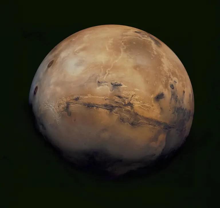 As sondas gêmeas Viking, da NASA, não viajaram sozinhas. Dois orbitadores acompanharam a missão, circulando Marte para estudá-lo de cima. Em 1980, o orbitador Viking 1 registrou diversas imagens que foram combinadas para produzir esta visão de Valles Marineris, o “Grand Canyon de Marte”.
NASA/JPL-Caltech/USGS