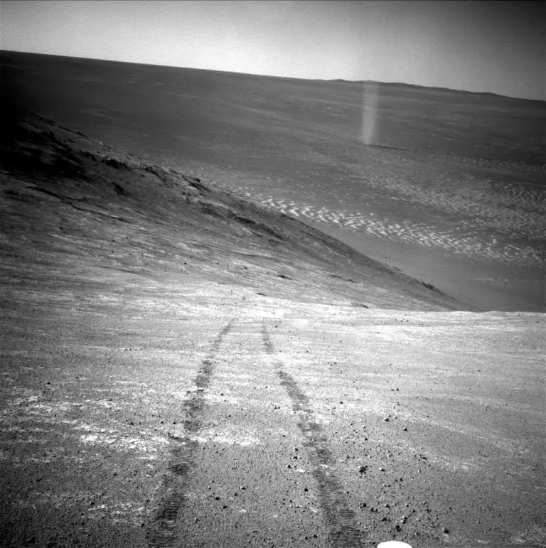Os rovers Spirit e Opportunity, da NASA, percorreram muitos quilômetros do terreno marciano, registrando paisagens impressionantes e cruzando com redemoinhos de poeira pelo caminho. As sondas gêmeas superaram em muito a missão planejada de 90 dias: o Spirit explorou o Planeta Vermelho por mais de seis anos, enquanto o Opportunity seguiu sua jornada por quase 15.
NASA/JPL-Caltech