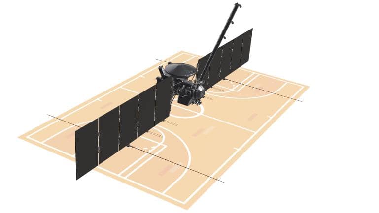 Ilustração comparativa mostrando a sonda espacial Juno, com seus grandes painéis solares abertos, sobreposta ao desenho de uma quadra de basquete. A imagem destaca o tamanho impressionante da sonda em relação à quadra esportiva.