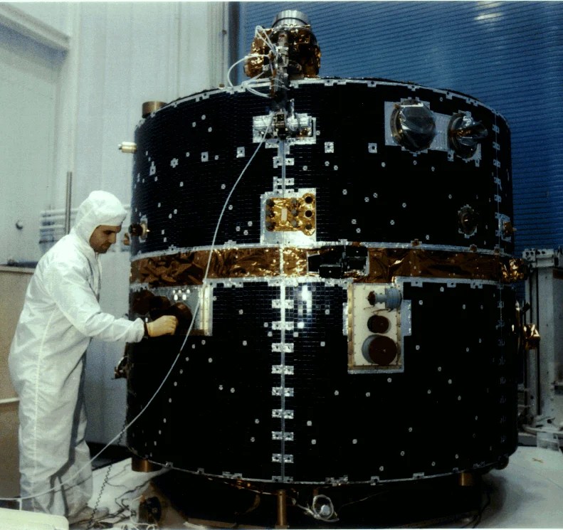 sala limpa" (clean room) da NASA é onde equipamentos sensíveis, como os satélites e outras partes de missões espaciais, são montados e preparados antes do lançamento. As condições da sala limpa são extremamente controladas para evitar a contaminação de partículas e impurezas que possam prejudicar os componentes delicados. Quando você menciona "NASA Wind", talvez esteja se referindo ao processo de preparação do satélite Wind da NASA, que foi lançado para estudar o vento solar.
Na famosa sala limpa da NASA, equipes de engenheiros e cientistas trabalham cuidadosamente para montar e testar o satélite Wind, garantindo que todos os sistemas funcionem corretamente antes do lançamento. Esse ambiente altamente controlado é essencial para evitar danos ao satélite e garantir o sucesso da missão.