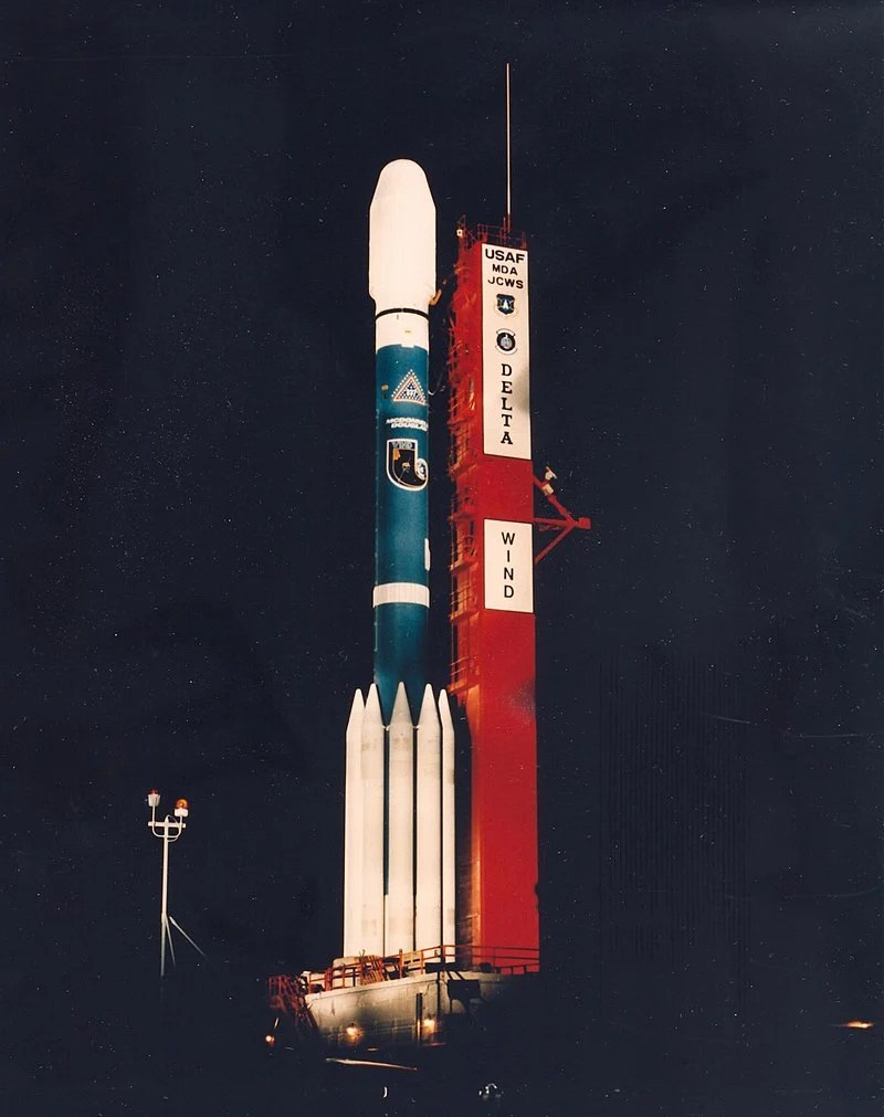 Nasa satélite Wind dentro da carenagem do veículo de lançamento Delta II, aguardando o lançamento. O satélite está protegido pela carenagem do foguete enquanto se prepara para sua missão no espaço.