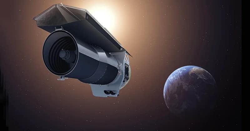 Representação gráfica do Telescópio Espacial Spitzer no espaço, com a Terra ao fundo se afastando. O Spitzer foi um telescópio infravermelho da NASA, utilizado para estudar o cosmos em comprimentos de onda invisíveis ao olho humano, proporcionando novas descobertas sobre estrelas, galáxias e exoplanetas