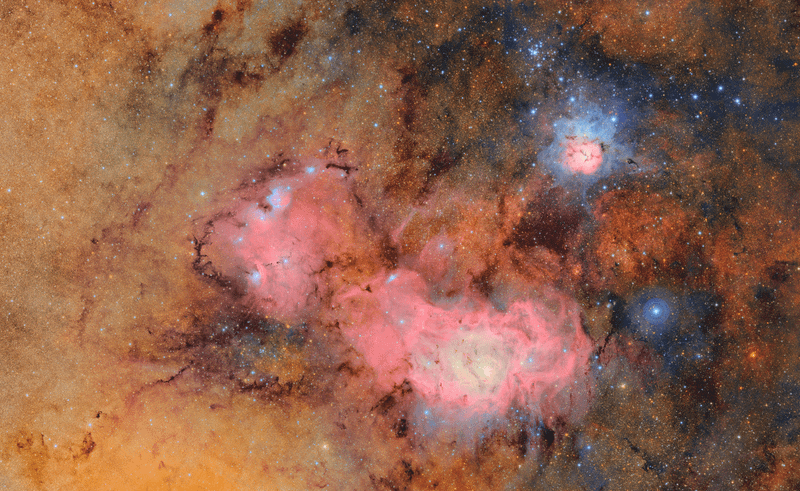 magem composta por 678 fotos capturadas pelo Observatório Vera C. Rubin (NSF–DOE) em pouco mais de sete horas. A combinação dessas imagens revela detalhes tênues, como as nuvens de gás e poeira da Nebulosa Trífida (parte superior) e da Nebulosa da Lagoa, localizadas a milhares de anos-luz da Terra. Crédito: Observatório Vera C. Rubin – NSF e DOE.