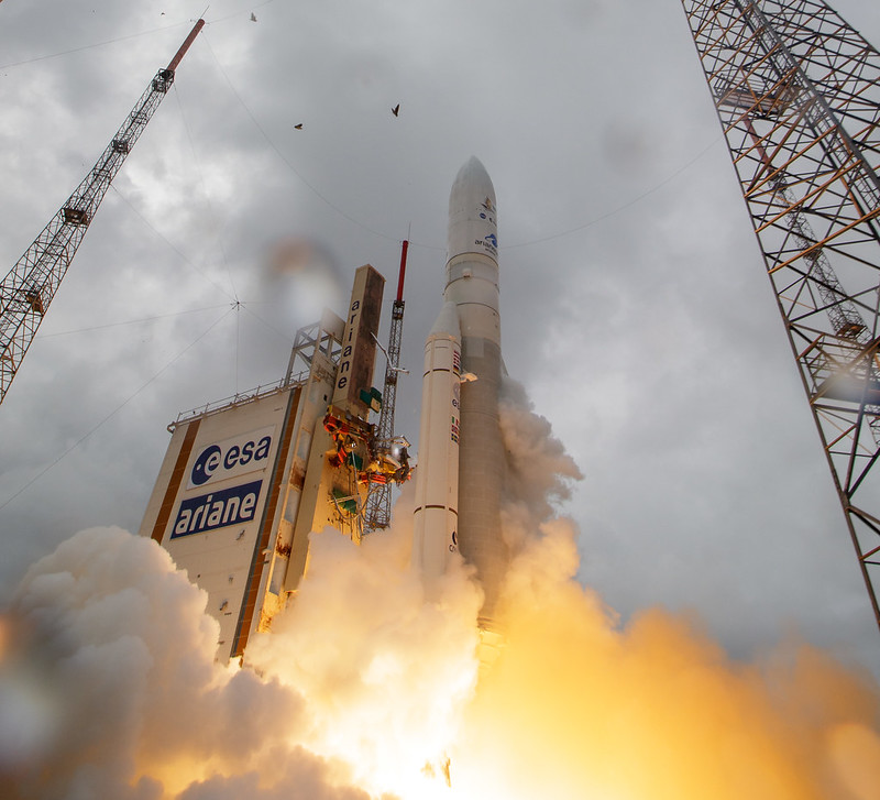 Lançamento do Telescópio Espacial James Webb
O foguete Ariane 5 da Arianespace é lançado com o Telescópio Espacial James Webb da NASA a bordo, no sábado, 25 de dezembro de 2021, da Zona de Lançamento ELA-3 do Porto Espacial Europeu, no Centro Espacial da Guiana, em Kourou, Guiana Francesa. O Telescópio Espacial James Webb (às vezes chamado de JWST ou Webb) é um grande telescópio infravermelho com um espelho primário de 6,5 metros. O observatório estudará todas as fases da história cósmica — desde o interior do nosso sistema solar até as galáxias observáveis mais distantes do universo primordial. Crédito da foto: (NASA/Bill Ingalls)
