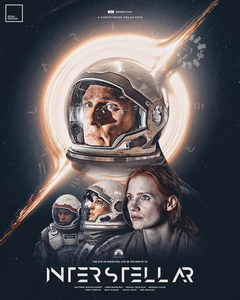 Pôster do filme Interstellar, apresentando o buraco negro no fundo, com os protagonistas em trajes espaciais na frente. O ambiente cósmico ao redor é sombrio e misterioso, refletindo a magnitude do espaço. A imagem captura a tensão e a imensidão do universo, destacando Interstellar como um dos melhores filmes de astronomia, explorando temas de viagem espacial, buracos negros e a sobrevivência humana.