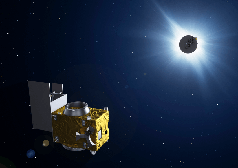 Ilustração artística no espaço profundo mostrando dois satélites da missão Proba-3 da ESA realizando um eclipse solar artificial. À esquerda, o Coronagraph Spacecraft, com seu corpo revestido por material dourado refletivo e um telescópio voltado para a direita. À distância, à direita, o Occulter Spacecraft posiciona um disco circular para bloquear a luz direta do Sol, criando uma coroa brilhante ao redor. O fundo mostra o espaço estrelado.