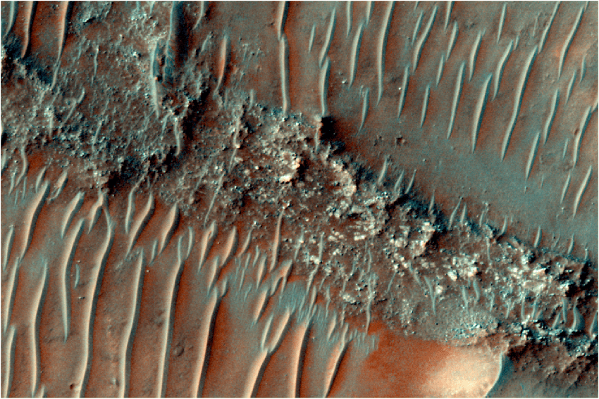 Imagem colorida de uma crista fluvial sinuosa (FSR) de topo plano e fortemente erodida em Marte. Dunas de areia podem ser vistas migrando sobre o topo da FSR.
Imagem HiRISE: ESP_085386_1505 NASA/JPL/Universidade do Arizo