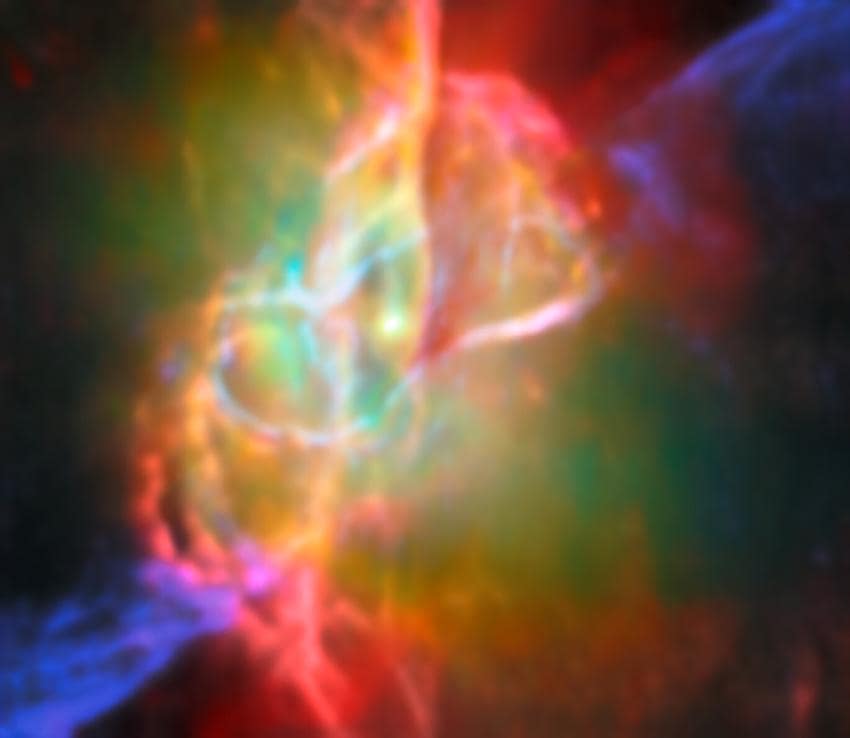 Esta imagem, que combina dados em infravermelho do Telescópio Espacial James Webb com observações em submilímetro do Atacama Large Millimetre/submillimetre Array (ALMA), mostra o toro em formato de donut e as bolhas interconectadas de gás empoeirado que cercam a estrela central da Nebulosa Borboleta. O toro está orientado verticalmente e quase de perfil em nossa perspectiva, e se cruza com bolhas de gás que envolvem a estrela. As bolhas aparecem em vermelho intenso nesta imagem, iluminadas pela luz do gás hélio e neônio. Fora das bolhas, jatos de ferro ionizado se projetam em direções opostas.