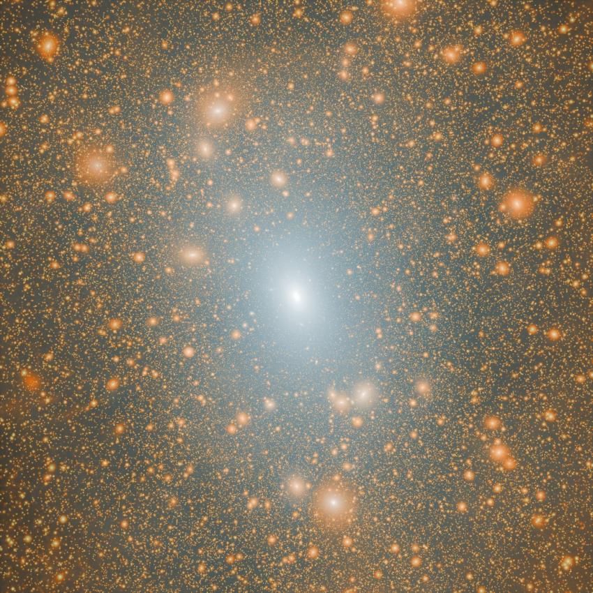 A distribuição de matéria escura de um halo com massa semelhante à da Via Láctea em uma simulação cosmológica Lambda–matéria escura fria (ΛCDM). Esta é a simulação de maior resolução já realizada de um halo de matéria escura com massa da Via Láctea, chamada Aquarius-A-L1. O halo da Via Láctea (no centro) é cercado por inúmeras subestruturas, uma das principais previsões do modelo de “matéria escura fria”. Algumas dessas subestruturas (sub-halos) abrigam galáxias satélites em seu interior, que podem ser observáveis.