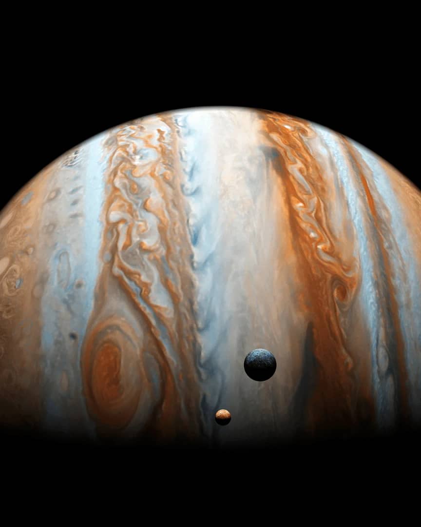 Júpiter, evidenciando a Grande Mancha Vermelha, uma enorme tempestade que há séculos ocorre no planeta. A imagem mostra as intensas nuvens de gases que formam a atmosfera do planeta, com a mancha vermelha destacando-se em meio ao turbilhão de nuvens coloridas.