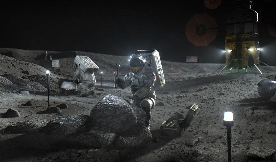 Astronauta em traje espacial coleta amostras de rocha na superfície lunar com uma ferramenta de mineração. O horizonte cinzento e o céu negro do espaço compõem o cenário. Crédito: NASA.
