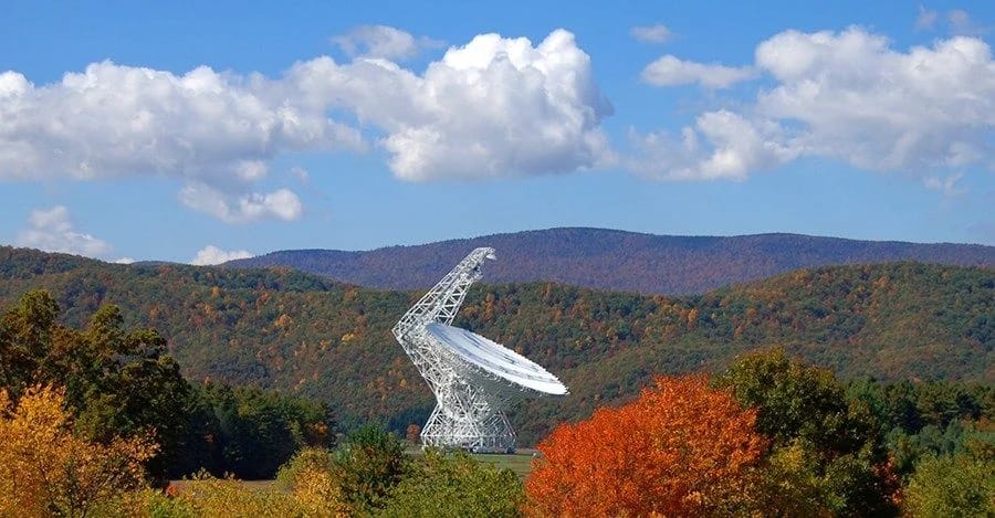 Telescópio de Green Bank, um dos maiores radiotelescópios do mundo, localizado na Virgínia Ocidental, EUA. Usado para explorar o espaço profundo, o telescópio capta sinais de rádio provenientes de estrelas, galáxias e fenômenos cósmicos, sendo essencial para a pesquisa astronômica