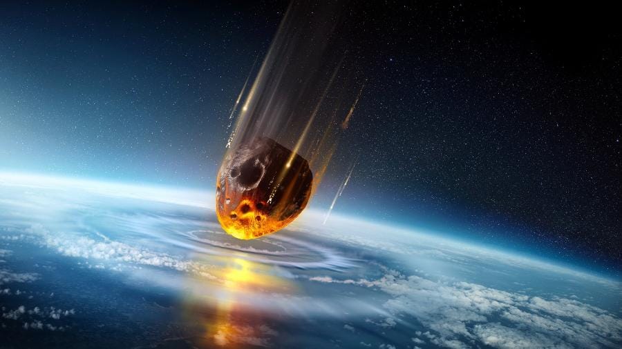 A ilustração de um asteroide em chamas entrando na atmosfera da Terra, prestes a colidir com o planeta, sob um céu estrelado.