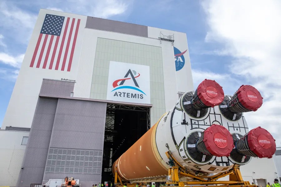 as equipes do Exploration Ground Systems (EGS) transportam o poderoso estágio central do SLS (Space Launch System) da agência para o Edifício de Montagem de Veículos do Centro Espacial Kennedy, na Flórida, na terça-feira, 23 de julho de 2024. Uma vez dentro, o SLS será preparado para integração no lançador móvel em preparação para o lançamento da missão Artemis II.