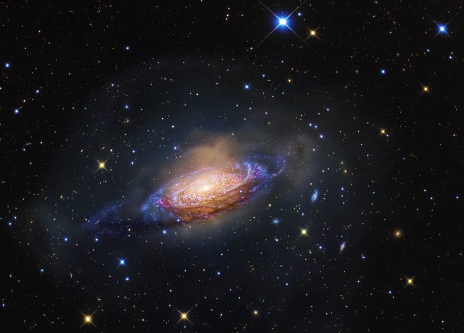 A NGC 3521 é um exemplo de galáxia floculenta. As galáxias recebem essa classificação porque apresentam braços espirais curtos, fragmentados e um tanto desorganizados. Quase um terço de todas as galáxias espirais exibem essa característica em algum grau.
A causa desse fenômeno ainda não é totalmente compreendida, mas observações recentes revelaram que essa galáxia passou por uma fusão com uma ou mais galáxias satélites.
📸 Crédito da imagem: R. Jay GaBany