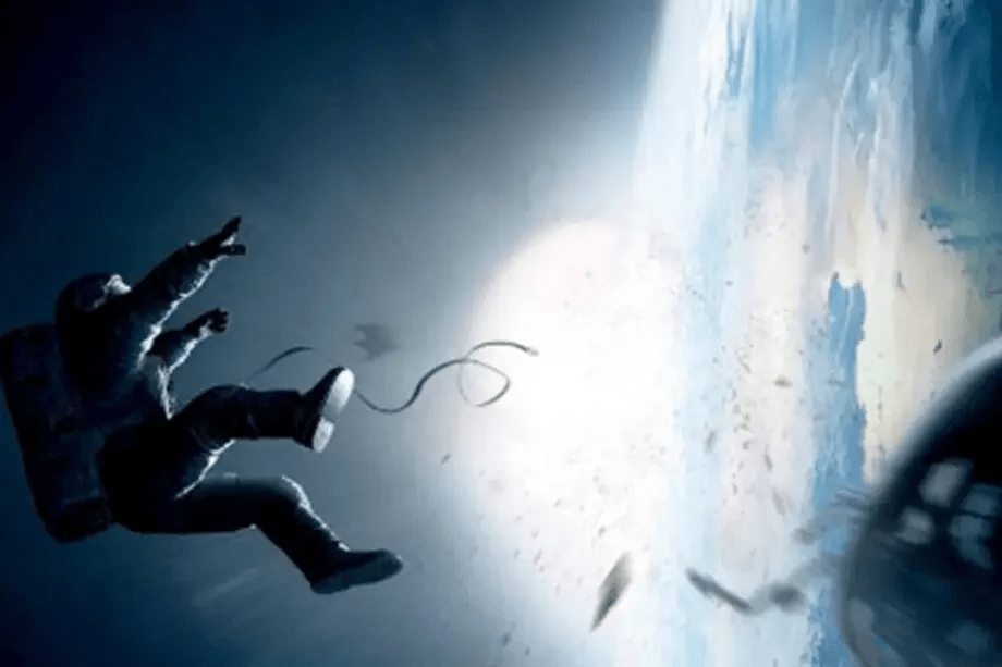 Representação artística de uma explosão no espaço, com a curvatura da Terra visível ao fundo. Um astronauta foi atingido pela explosão e está à deriva no espaço, ilustrando os perigos do ambiente sem proteção.