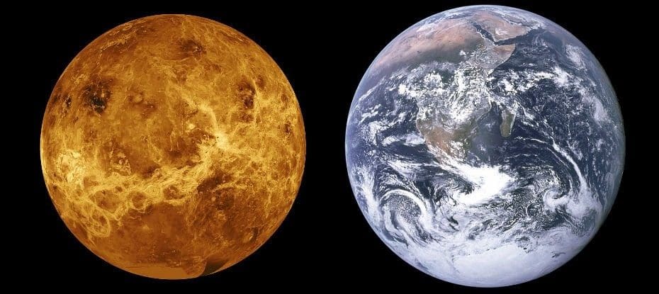 Vênus ao lado da Terra, mostrando sua atmosfera densa e amarelada, enquanto a Terra é vista com sua superfície azul e nublada. A atmosfera espessa de Vênus, composta por nuvens de ácido sulfúrico, é contrastada com a fina atmosfera da Terra, fazendo uma comparação entre os dois planetas, considerados possíveis ‘gêmeos’ em termos de tamanho e composição