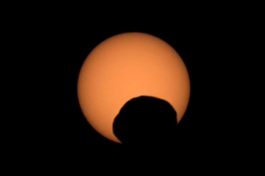 A missão Perseverance da NASA registrou o Eclipse Solar em Marte sendo o trânsito de Fobos, uma das duas luas de Marte, passando diante do Sol no 1.285º dia marciano. O evento foi capturado com detalhes impressionantes, mostrando o Sol sendo obscurecido pela lua marciana Fobos enquanto o rover Perseverance observa o fenômeno cósmico em Marte.