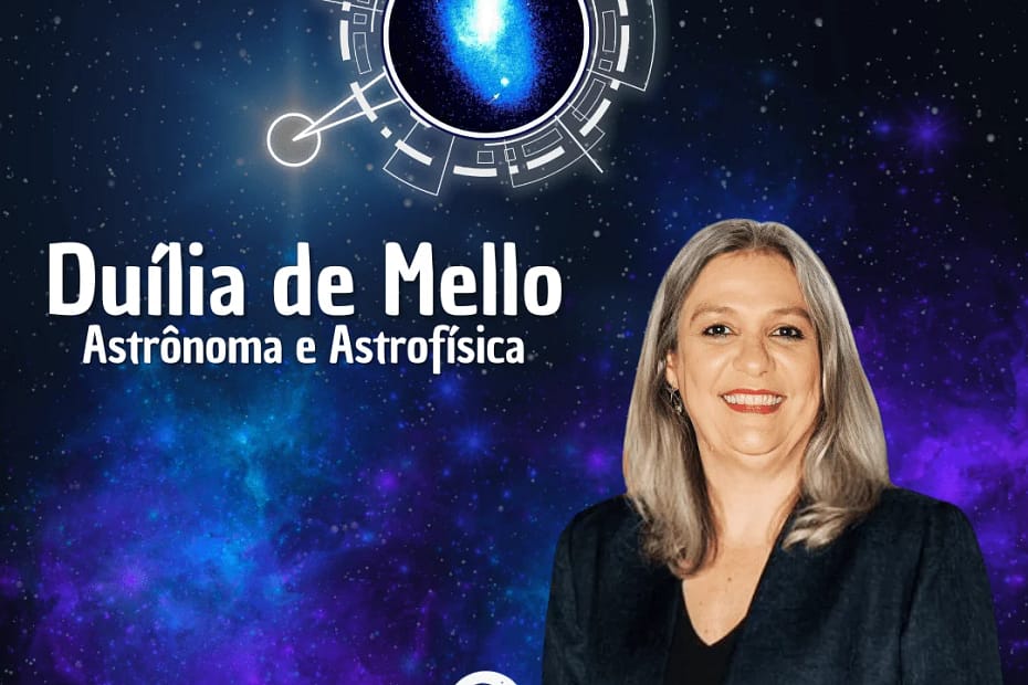 Duilia de Mello sorrindo com cabelos loiros, vestindo um terno cinza. Ao fundo, o vasto universo estrelado e a supernova SN1997D, que ela descobriu, estão em destaque, celebrando sua contribuição significativa para a astronomia.