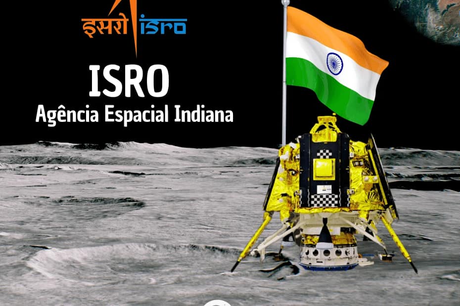 ander da Chandrayaan-3 (2023) pousado no solo lunar. O lander tem uma cor dourada, com a bandeira da Índia visível acima dele. O solo lunar é visível, mostrando crateras e sua superfície acidentada. Ao fundo, o vasto espaço escuro, com a Terra visível à distância, completando a cena histórica e conquistas da ISRO