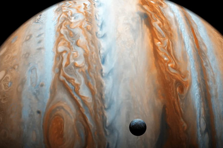 Júpiter, evidenciando a Grande Mancha Vermelha, uma enorme tempestade que há séculos ocorre no planeta. A imagem mostra as intensas nuvens de gases que formam a atmosfera do planeta, com a mancha vermelha destacando-se em meio ao turbilhão de nuvens coloridas.