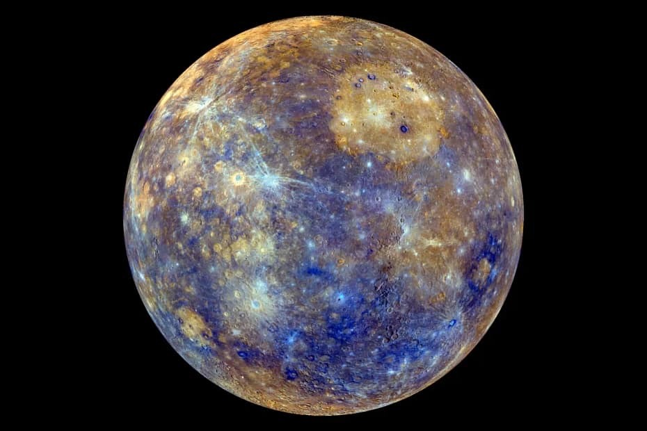 Foto do Planeta Mercúrio tirada pela sonda MESSENGER da NASA, mostrando a superfície do planeta com detalhes impressionantes. A imagem revela características geológicas do planeta, como crateras e vastas planícies, proporcionando uma visão única do planeta mais próximo do Sol."