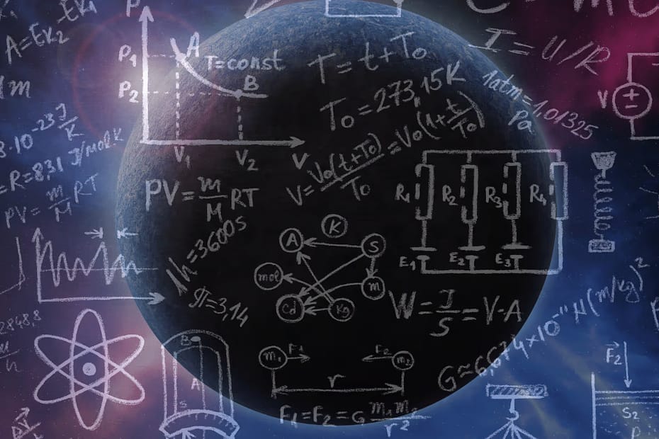 Imagem de um planeta escuro com cálculos matemáticos e equações de física em branco sobrepostos, representando o estudo de astrofísica.