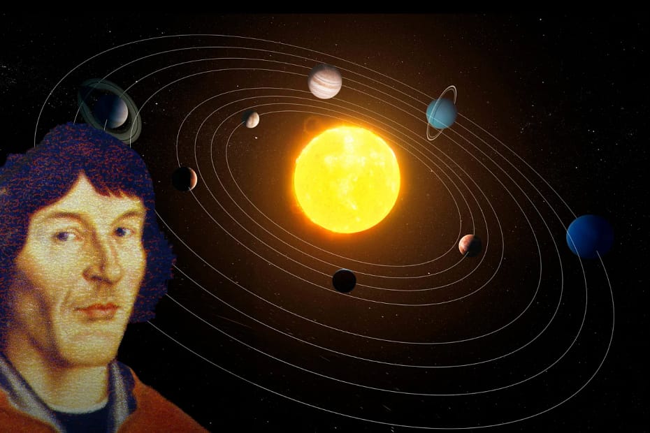Ilustração de Nicolau Copérnico com o Sistema Solar ao fundo. O astrônomo renascentista é retratado com vestes históricas, segurando um manuscrito ou um instrumento astronômico. Atrás dele, o modelo heliocêntrico do Sistema Solar destaca o Sol ao centro, com os planetas orbitando ao seu redor, simbolizando sua revolucionária teoria.