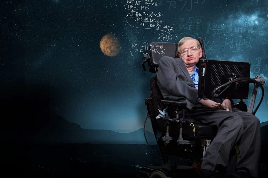 O Astrofísico Stephen Hawking sentado em sua cadeira de rodas adaptada, olhando para frente com uma expressão contemplativa. Ao fundo, um céu estrelado se estende pelo espaço, enquanto anotações científicas e equações feitas a lápis flutuam ao redor, representando suas contribuições para a física teórica e a cosmologia. A imagem transmite a genialidade do cientista e sua busca incessante por respostas sobre o universo.