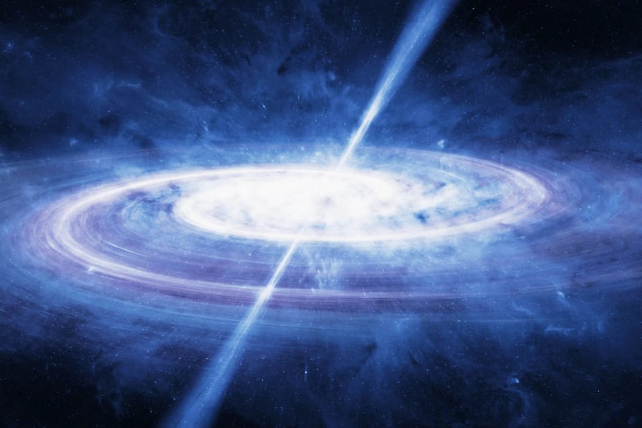 Representação artística de um quasar na astronomia visto de perto, com seu núcleo imponente brilhando em tons de azul, emitindo uma radiação intensa que ilumina vastas áreas do espaço ao seu redor.