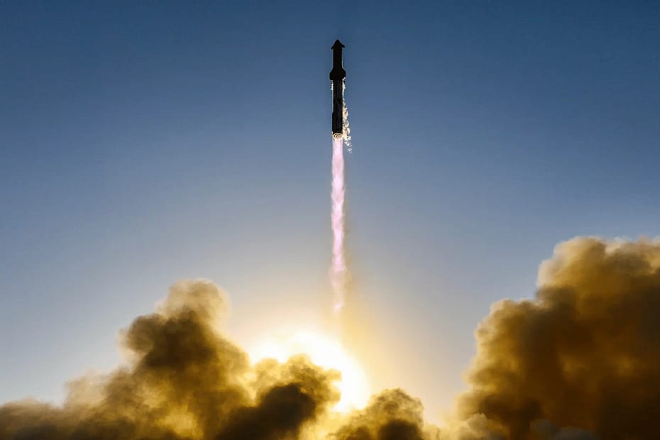 Starship da SpaceX decolando durante o 8º voo de teste, ascendendo aos céus após o lançamento. Este teste é um marco no desenvolvimento do foguete para missões espaciais de longo alcance.