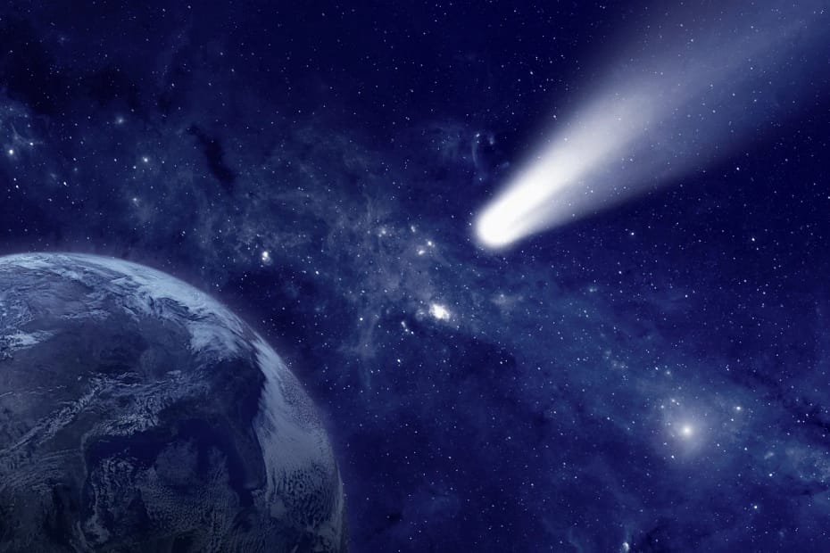 Representação artística de um cometa, um corpo celeste, passando próximo à Terra. O cometa é mostrado com uma cauda brilhante e nebulosa, formada por gases e poeira, se estendendo atrás dele enquanto viaja pelo espaço. O fundo mostra a Terra em sua órbita, com o cometa visivelmente se aproximando, iluminado pela luz do Sol, criando um contraste impressionante no céu escuro do espaço.
