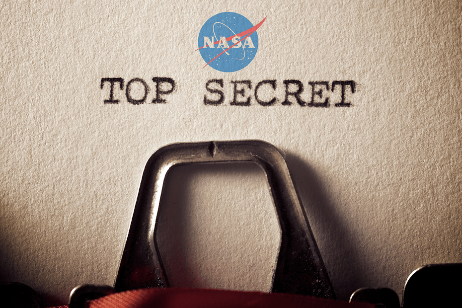 pedaço de papel marrom envelhecido com texto datilografado em fonte tipo máquina de escrever, dizendo "TOP SECRET" em letras em negrito. O papel tem uma aparência vintage, desgastada. Abaixo do texto, há um logotipo semelhante ao da NASA, com um formato circular e estrelas no fundo. O papel transmite uma sensação de mistério, com curiosidades sobre as descobertas e missões da NASA, criando um ambiente secreto, científico e intrigante.