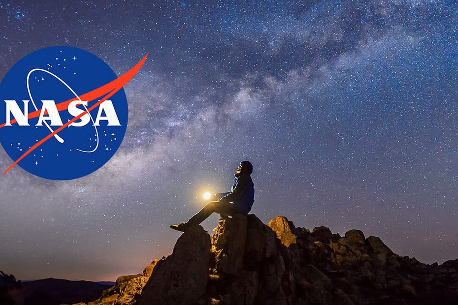 ma 'Como a Astronomia Ajudou a NASA a Explorar o Universo': um homem em cima de montanhas observa as estrelas no céu noturno, com o logotipo da NASA ao lado, simbolizando a conexão entre a observação astronômica e a exploração espacial.