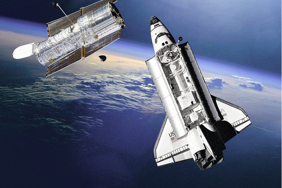 Imagem do Telescópio Espacial Hubble sendo lançado ao espaço pelo ônibus espacial Discovery em 1990. O Hubble revolucionou a astronomia com imagens detalhadas do universo, permitindo descobertas sobre galáxias distantes, buracos negros e a expansão do cosmos. Seu lançamento marcou um marco na exploração científica espacial.