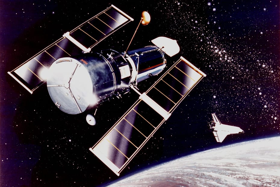 alt="Desenho do Telescópio Espacial Hubble voando sobre a Terra com o ônibus espacial ao fundo. homenagem de Como o Telescópio Hubble Mudou a Astronomia