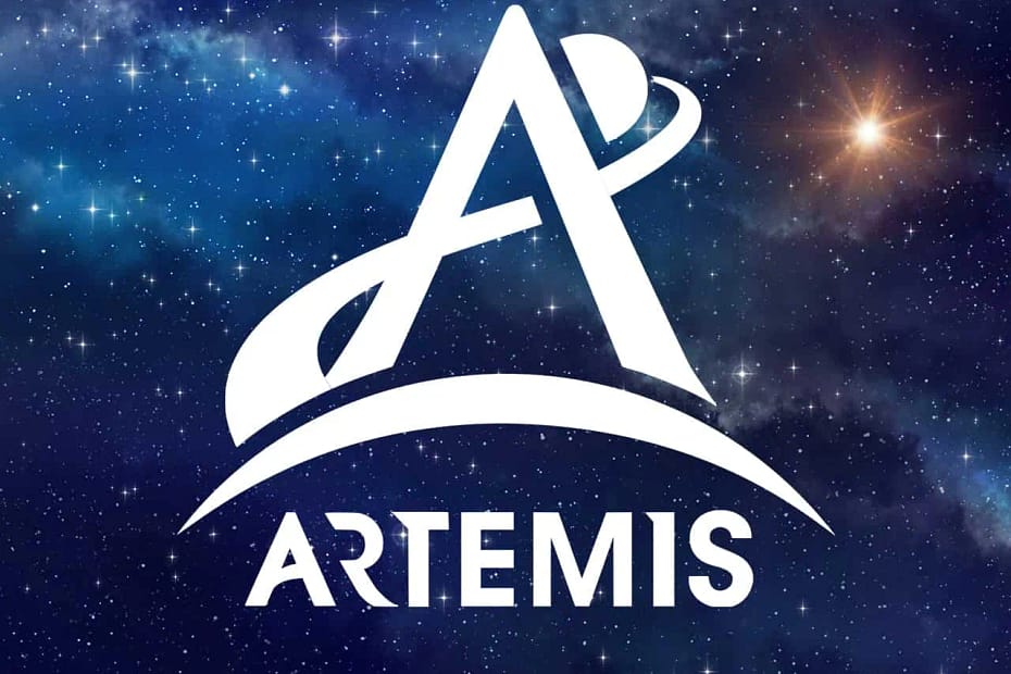 Logotipo branco do Programa Artemis da NASA destacado sobre um fundo estrelado do espaço, simbolizando o retorno humano à Lua e a exploração do universo.