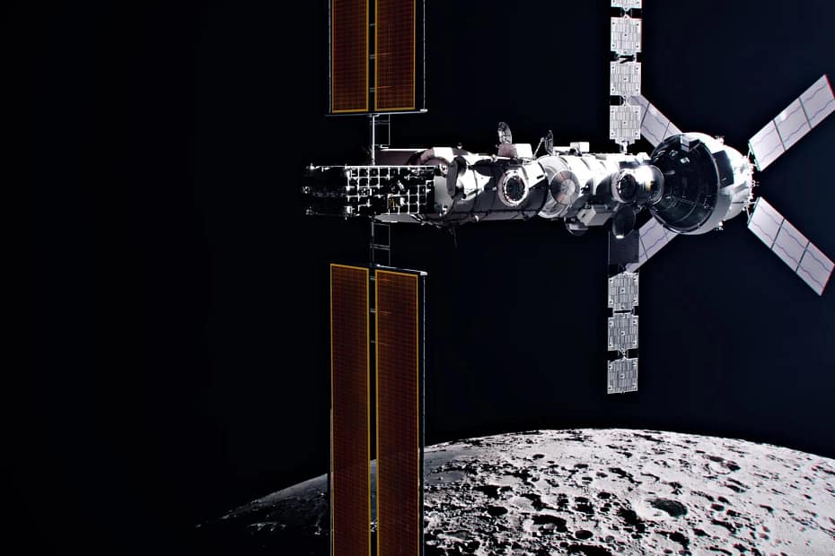 Representação artística da estação espacial Gateway, com seu Elemento de Energia e Propulsão (PPE) e painéis solares implantados. A estação está retratada orbitando a Lua, com seus grandes painéis solares refletindo a luz do Sol. Os primeiros elementos da Gateway serão lançados para a órbita lunar antes da missão Artemis IV.