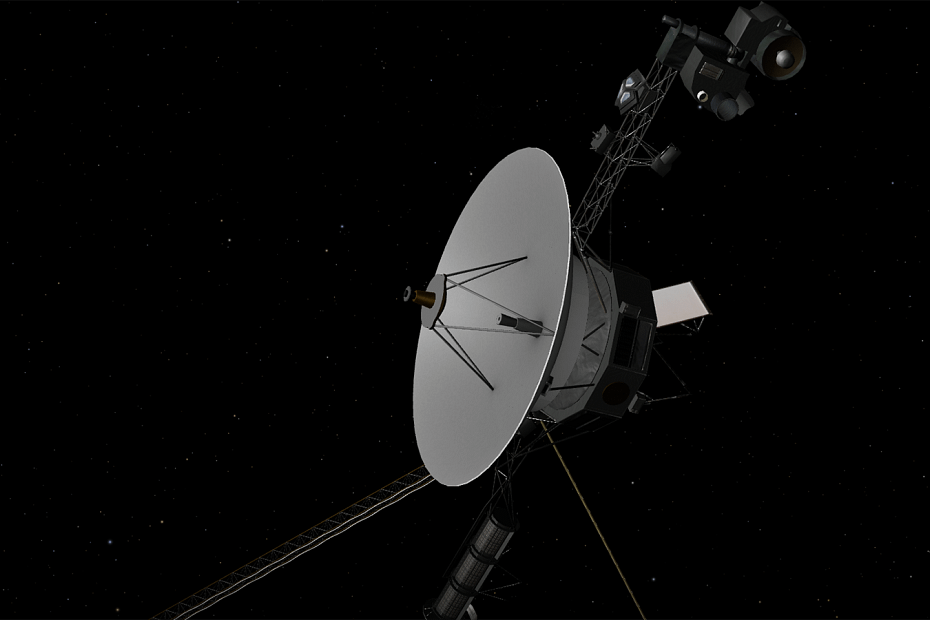 Voyager 1, a espaçonave da NASA lançada em 1977 para explorar o Sistema Solar externo. A Voyager 1 é a nave mais distante da Terra, viajando a mais de 23 bilhões de quilômetros, e foi a primeira a atingir o espaço interestelar, além de carregar o Disco de Ouro com mensagens e sons da Terra.